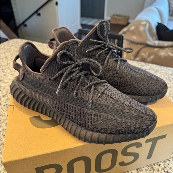 Yeezy Boost 350 V2 Sneakers - Picture 2 of 5